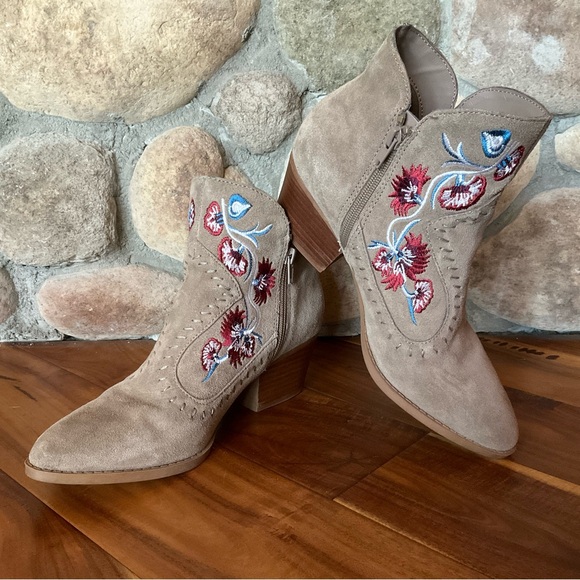 Carlos by Carlos Santana Shoes - Carlos by Carlos Santana 'Vivian' Embroidered Western Booties Size 8.5